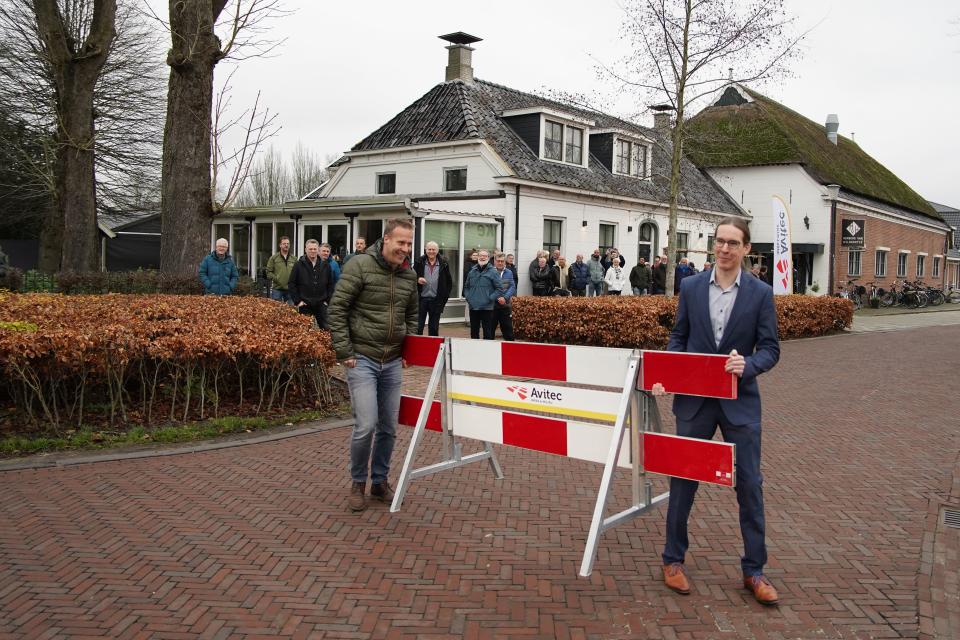 Wethouder Kuipers en dhr Stoeten van Avitec verwijderen het hek. 