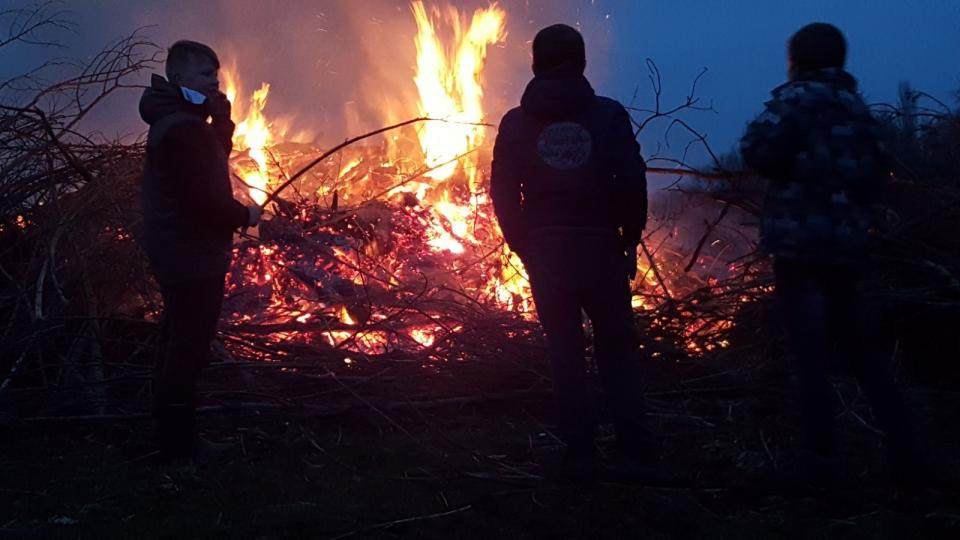 kinderen bij een brandende paasbult 