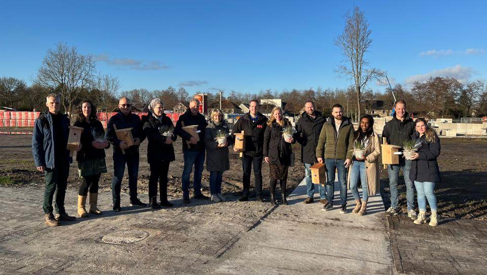 Een groep mensen in bezit van een huis op Vries Zuid & wethouder Jurryt Vellinga