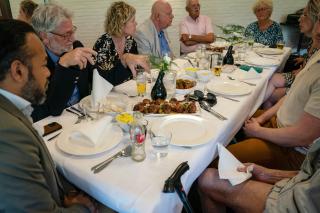 Wethouder Miguel Ririhena aan tafel met 10 andere mensen