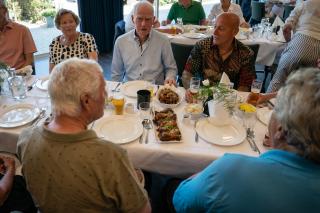 Mensen in gesprek aan tafel