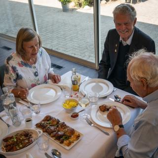 Veteranen in gesprek aan tafel