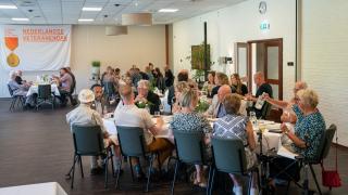 10 mensen aan tafel