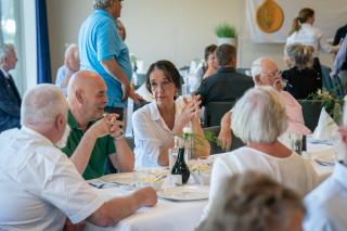 Man en vrouw in gesprek aan eettafel