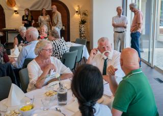 Veteranen aan tafel in gesprek met elkaar