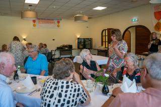 Veteranen in gesprek aan tafel