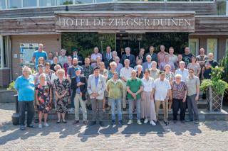 Groepsfoto Veteranendag 2023 op de trap voor Fletcher Hotel Zeegser Duinen