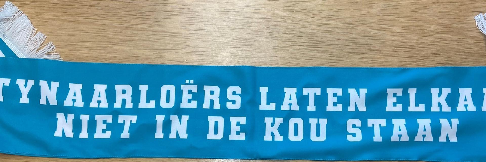 Sjaal met tekst tynaarloers laten elkaar niet in de kou staan